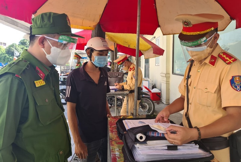 Tổ công tác kiểm soát phòng, chống dịch kiểm tra giấy đi đường của người tham gia giao thông