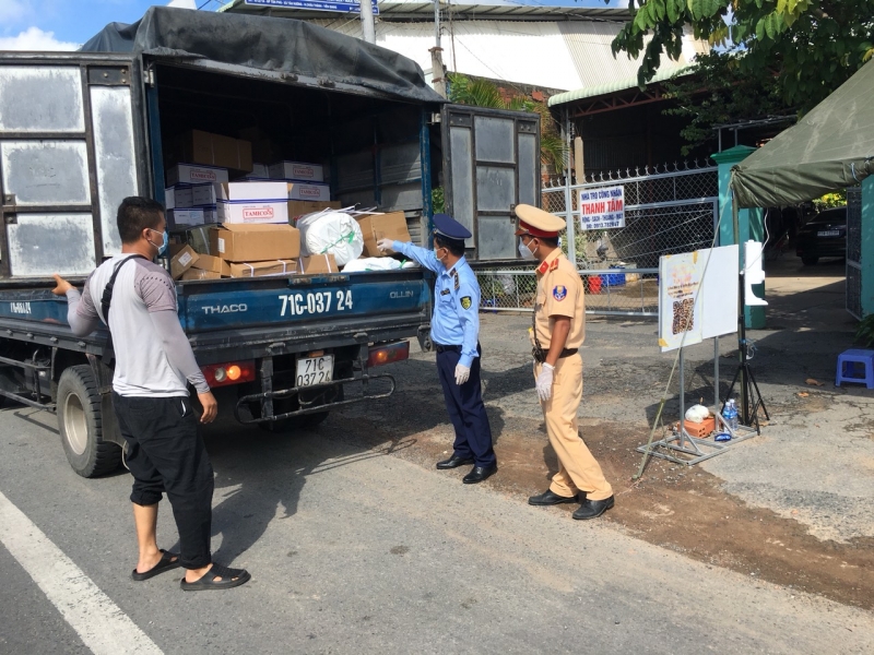 Phụ tùng máy gặt nông nghiệp được vận chuyển trên phương tiện ô tô tải