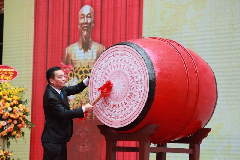 Chủ tịch Ủy ban Nhân dân thành phố Hà Nội Chu Ngọc Anh đánh trống khai trường
