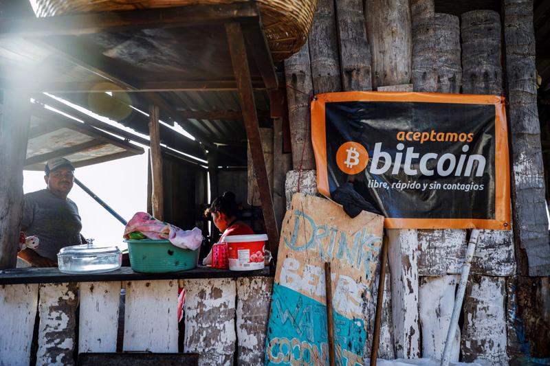 Một quán cafe chấp nhận Bitcoin ở El Salvador tháng 4/2021 (Ảnh: Reuters)