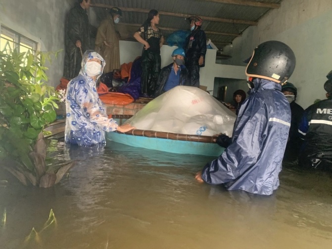 Nhiều nhà dân ở Quảng Ngãi bị ngập trong nước lũ do mưa lớn. Ảnh: NNVN