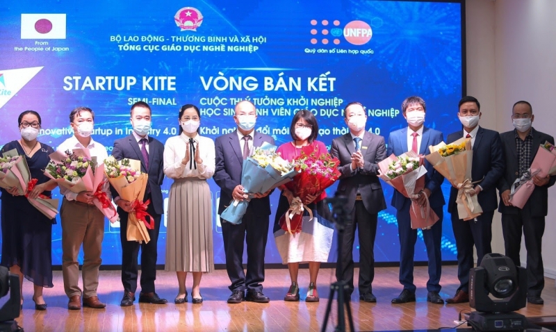 Bà Trần Minh Huyền, Vụ trưởng Vụ Công tác học sinh, sinh viên , Phó trưởng ban tổ chức cuộc thi tặng hoa cho Ban giám khảo