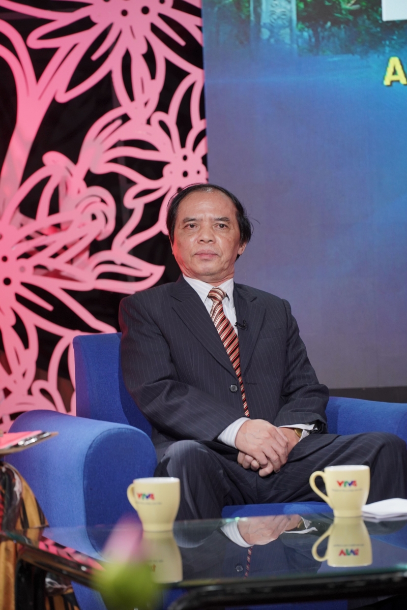 Giáo sư tiến sĩ Bùi Quang Thanh - Nghiên cứu viên cao cấp,  Viện Văn hoá Nghệ thuật quốc gia Việt Nam