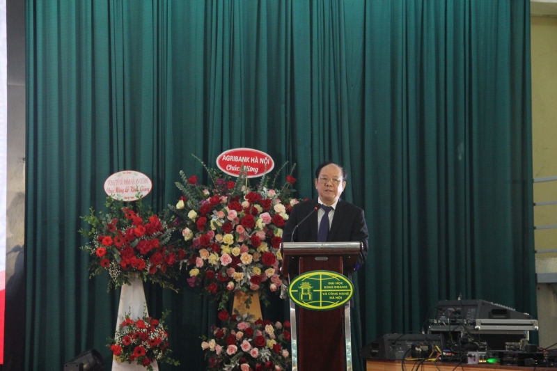 GS.TS. Đinh Văn Tiến, Phó Hiệu trưởng thường trực nhà trường phát biểu tạị buổi lễ khai giảng