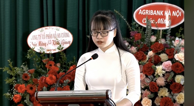 Sinh viên Vũ Thị Phương Nga, lớp YK26.01 đã thay mặt cho hàng nghìn tân sinh viên khóa 26, phát biểu cảm nghĩ của mình trong ngày lễ khai giảng