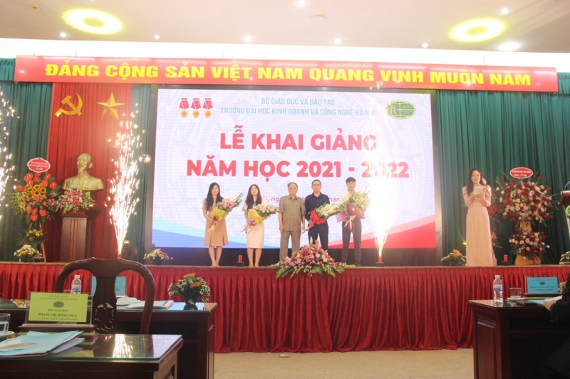 Tại buổi Lễ, các nhà tài trợ cũng đã trao tặng những suất học bổng giá trị dành cho các sinh viên tiên tiến, sinh viên vượt khó, sinh viên nghèo của nhà trường