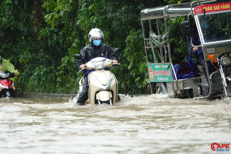 Một số điểm trên đường gom đại lộ Thăng Long ngập gần 1m