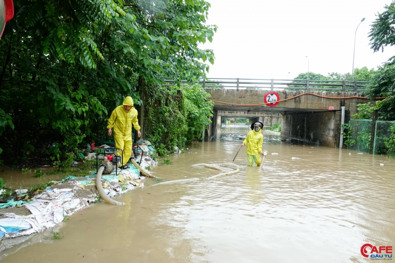 Công ty Thoát nước Hà Nội đã huy động lực lượng cứu hộ dựng lớp chắn nước bằng bao tải cát, đồng thời chạy máy bơm công suất lớn để hạ thấp mực nước ngập trong các hầm chui. Tuy nhiên, đến 12h trưa nay, các phương tiện vẫn gặp khó khăn khi di chuyển qua đây.