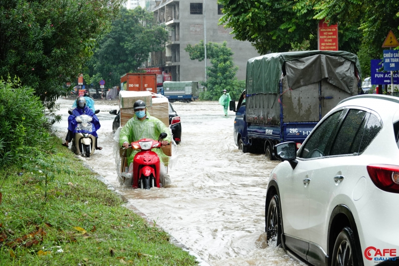 Sau trận mưa lớn sáng 11/10, nhiều tuyến đường ở Hà Nội ngập sâu khiến hàng phương tiện di chuyển khó khăn