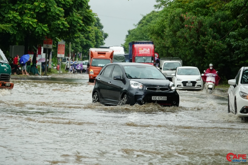 Hà Nội mưa lớn khiến tuyến đường gom Đại lộ Thăng Long lênh láng nước, nhiều đoạn ngập sâu, phương tiện ùn ứ