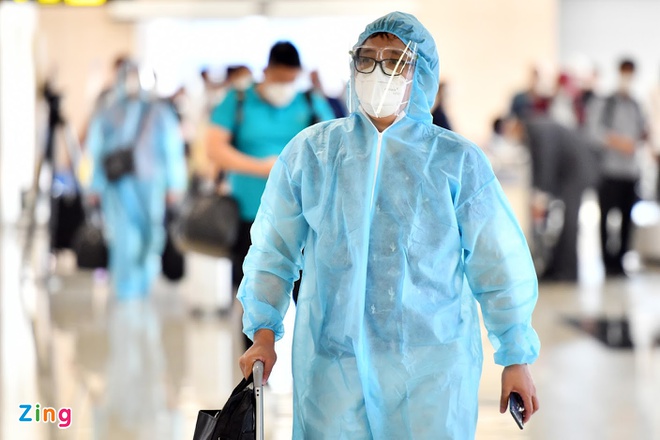 Lượng chuyến bay tăng lên trong khi hành khách còn ngần ngại việc cách ly sau chuyến bay đã khiến giá vé giảm mạnh. Ảnh: Hoàng Hà.