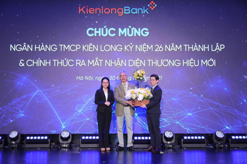 Ông Nguyễn Đức Kiên (ở giữa) - Tổ trưởng Tổ tư vấn Kinh tế của Thủ tướng Chính tặng hoa chúc mừng cho lãnh đạo Ngân hàng TMCP Kiên Long.