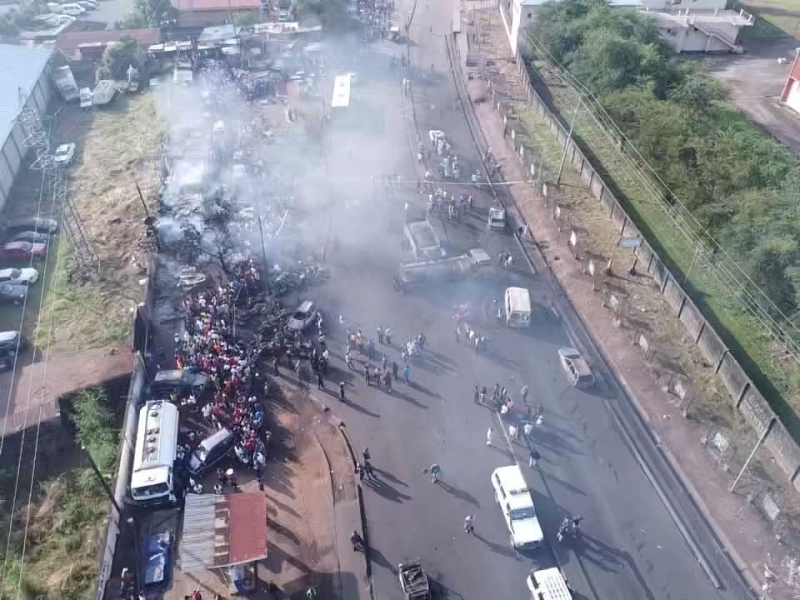 Hình ảnh hiện trường vụ tai nạn sau vụ nổ tàu chở nhiên liệu ở Freetown, Sierra Leone ngày 6/11/2021 (Ảnh: Reuters)