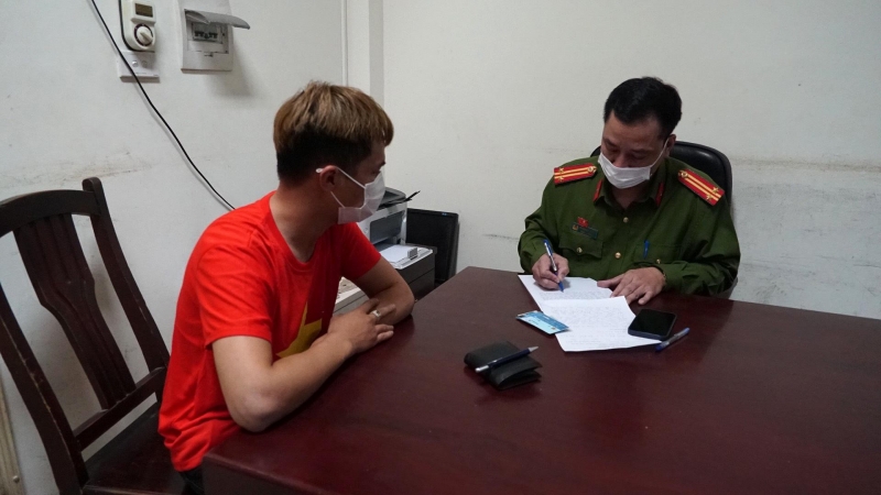 Công an Q.Nam Từ Liêm làm việc với 1 nghi phạm trong ổ nhóm bán giấy test nhanh Covid-19 (Ảnh: Thanh Niên)