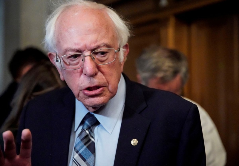 hượng nghị sĩ Hoa Kỳ Bernie Sanders (I-VT) nói chuyện với các phóng viên sau cuộc họp với các quan chức Nhà Trắng tại Điện Capitol Hoa Kỳ ở Washington, Hoa Kỳ, ngày 27/10/2021