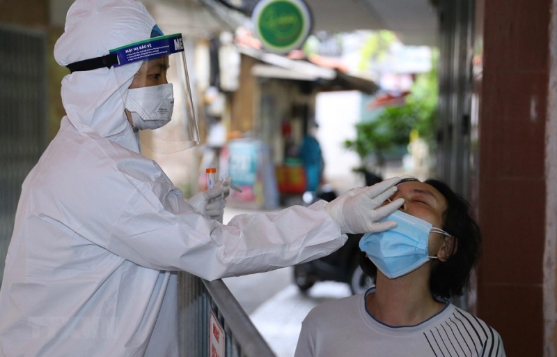 Thanh Hóa: Nhân viên y tế dùng 1 que tăm bông lấy mẫu test nhanh Covid-19 cho nhiều người (Ảnh minh họa)