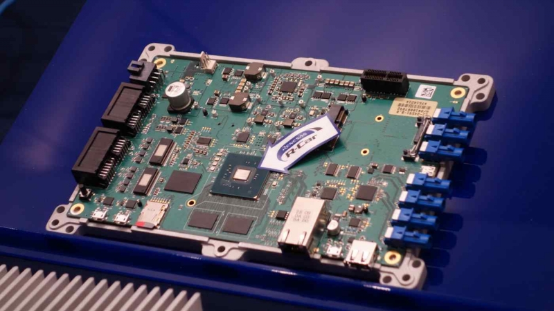 Chip Renesas là một trong những thành phần trên bảng mạch dành cho ô tô này (Ảnh: Nikkei Asia)