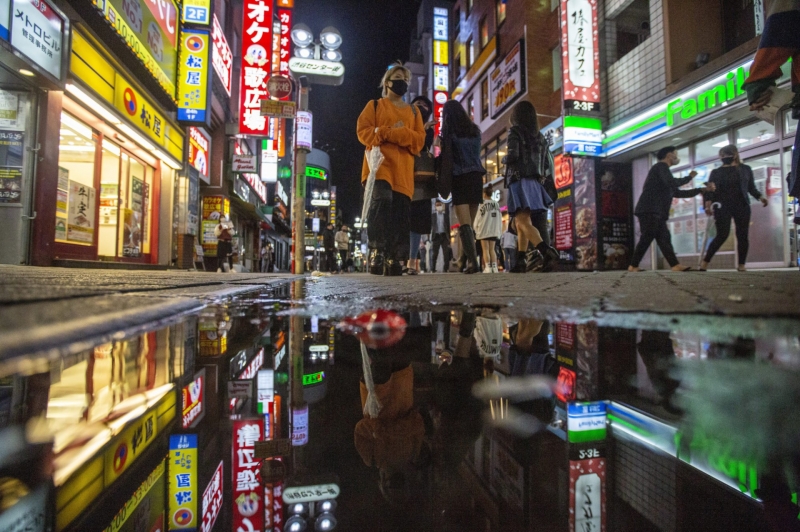 Người đi bộ ở Shibuya, một khu giải trí của Tokyo, Nhật Bản (Ảnh: SCMP)