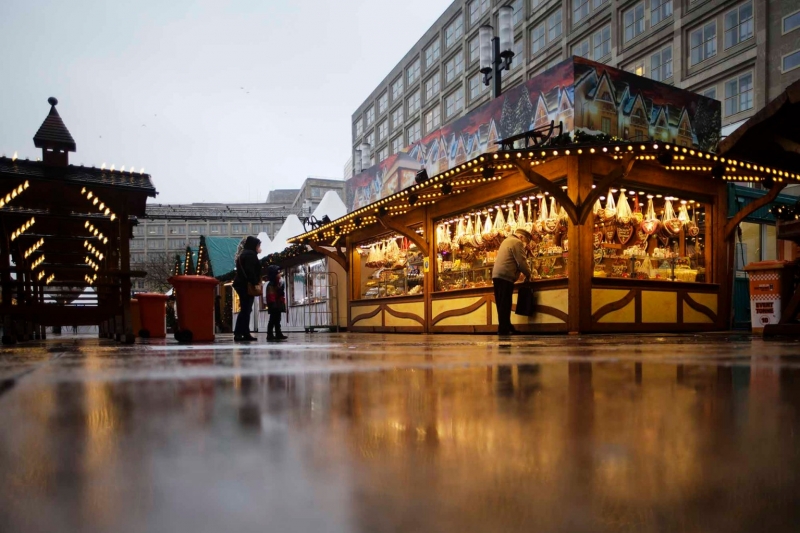 Khách hàng chờ đợi trước Chợ Giáng sinh vào một buổi sáng mưa ở trung tâm Berlin, Đức, Thứ Ba, ngày 30/11/2021 (Ảnh: AP)