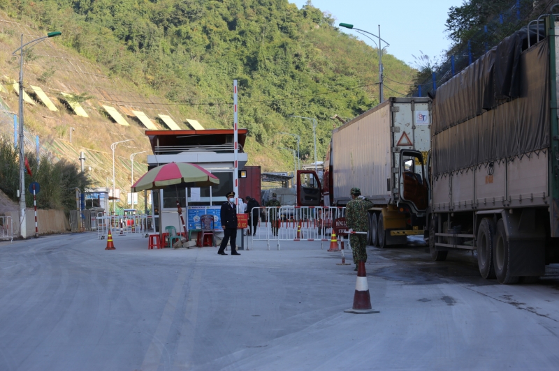 Hàng nghìn xe container nông sản ùn ứ ở cửa khẩu Tân Thanh (Ảnh: Vietnamnet)