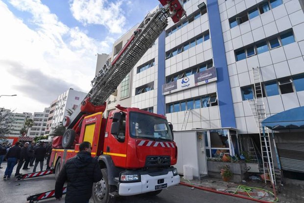 Lực lượng cứu hỏa dập đám cháy tại trụ sở đảng Ennahdha ở thủ đô Tunis của Tunisia. (Ảnh: AFP)