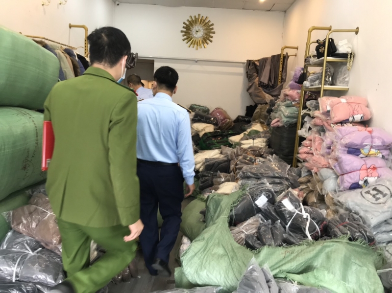 Ngoài các hàng hóa hợp pháp, lực lượng chức năng phát hiện cửa hàng kinh doanh trên 400 sản phẩm có dấu hiệu giả mạo nhãn hiệu