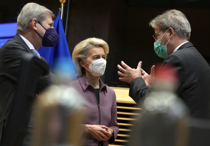 Chủ tịch Ủy ban châu Âu Ursula von der Leyen, trung tâm, nói chuyện với Ủy viên châu Âu về Ngân sách và Hành chính Johannes Hahn, bên trái, và Ủy viên châu Âu về Kinh tế Paolo Gentiloni trong cuộc họp của Cao đẳng Ủy viên tại trụ sở EU ở Brussels vào thứ Tư, ngày 22/12/2021 (Ảnh: AP)