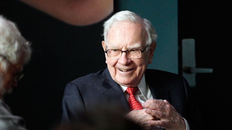 Warren Buffett kiếm hơn 120 tỷ USD khi Apple chạm mốc vốn hóa 3 nghìn tỷ USD