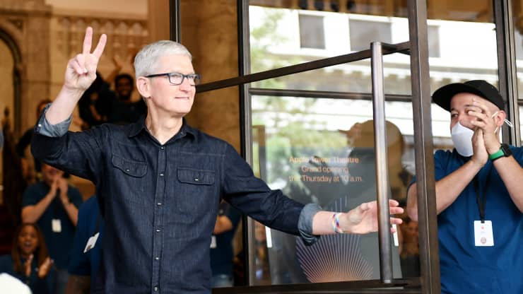 CEO Tim Cook đã kiếm được bao nhiêu trong năm 2021?