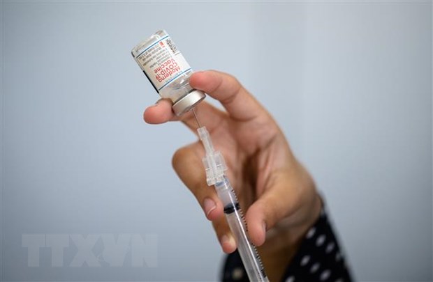 Nhân viên y tế chuẩn bị tiêm vaccine phòng COVID-19 của hãng dược Moderna cho người dân tại New York, Mỹ. (Ảnh: AFP/ TTXVN)