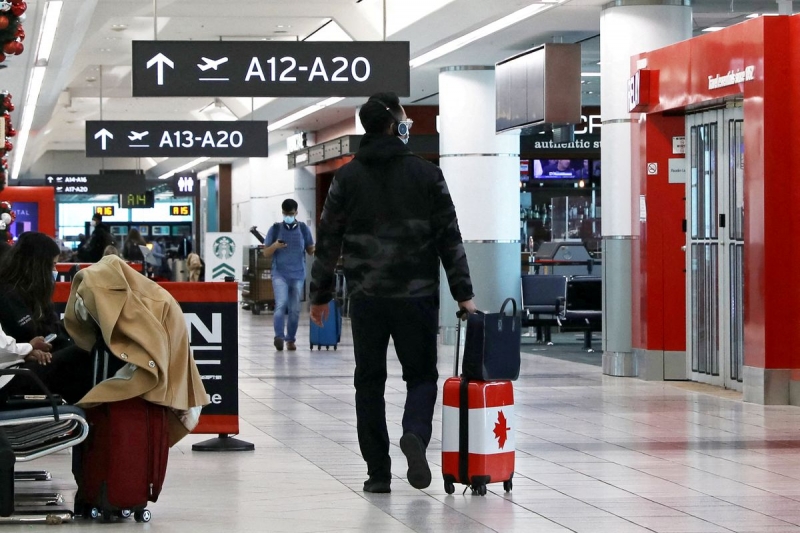 Một hành khách ở Hoa Kỳ đi bộ trong Nhà ga số 3 của Sân bay Toronto Pearson, vài ngày trước khi quy trình xét nghiệm bệnh coronavirus mới (COVID-19) vào Hoa Kỳ có hiệu lực, tại Toronto, Ontario, Canada. Ảnh: Reuters