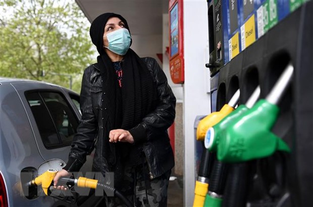 Bơm xăng cho phương tiện tại trạm xăng ở Paris, Pháp. (Ảnh: AFP/TTXVN)