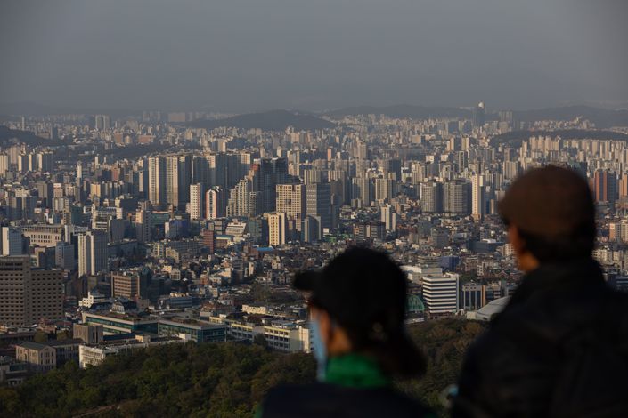 Người dân ngắm nhìn đường chân trời từ đỉnh Namsan, Seoul, Hàn Quốc. (Ảnh: VCG)