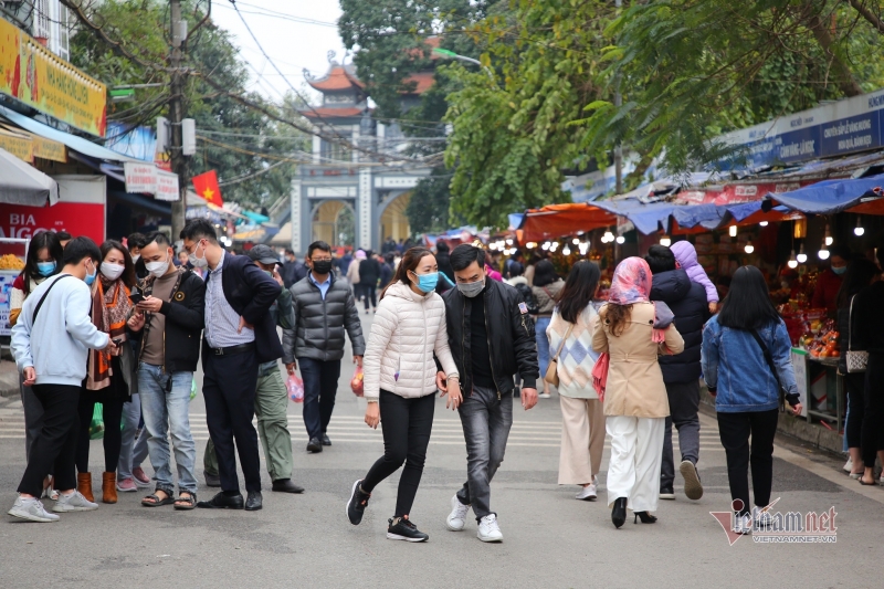 Khu vực lối vào phủ Tây Hồ đông đúc ngày rằm tháng Giêng